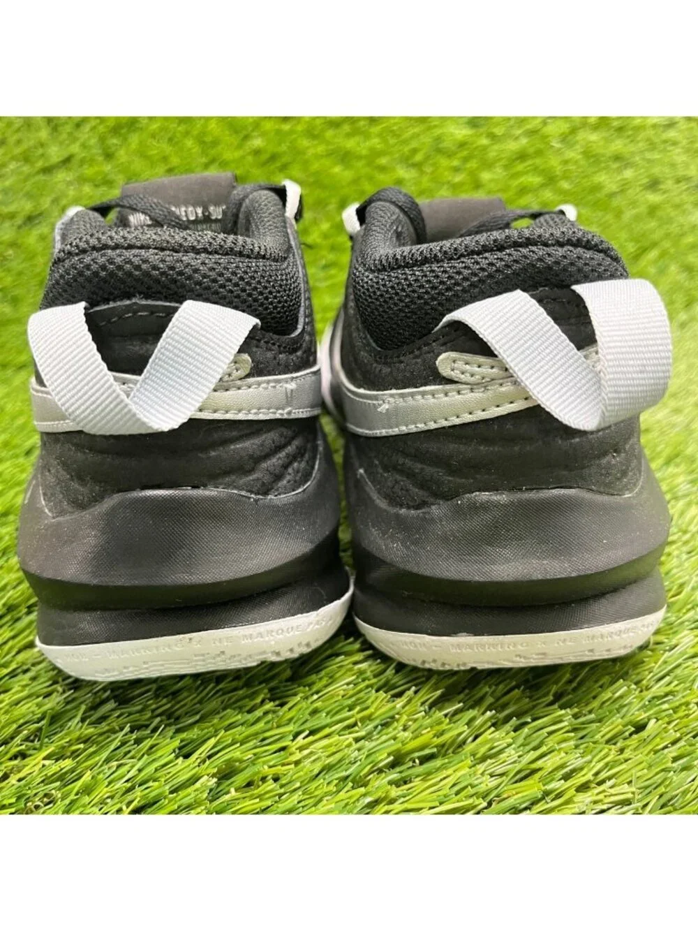 Nike Team Hustle D 10 Boys Size 4.5Y Black Athletic Basketball Shoes Sneakers
